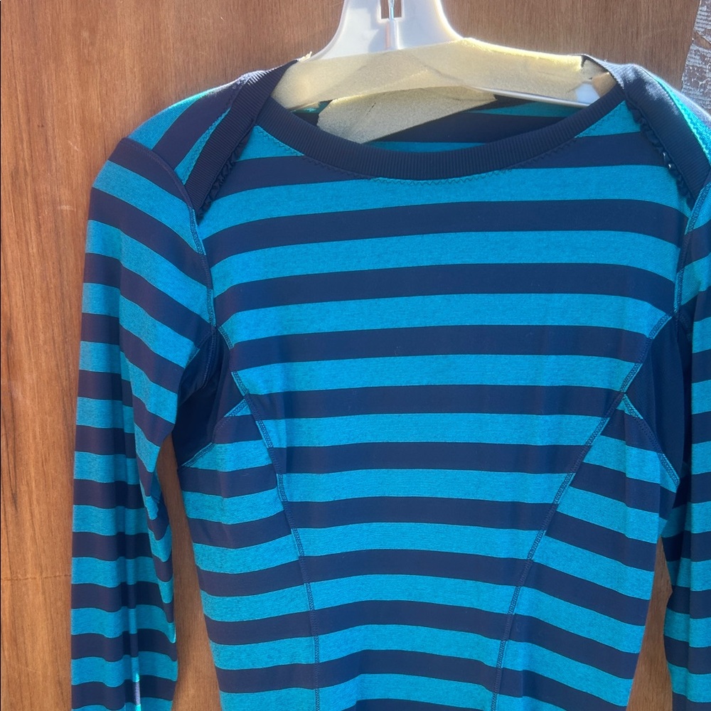 Lululemon striped top. Euc sz small.
